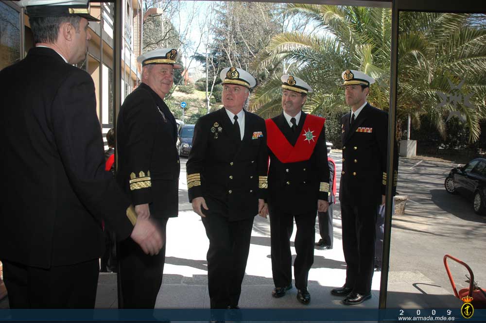Llegada del AJEMA acompañado del almirante de Personal y el general Director de Asistencia al Personal